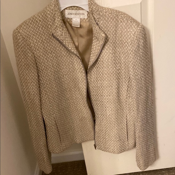 Jones New York Jackets & Blazers - Jones New York Cream Blazer with Notched Lapel